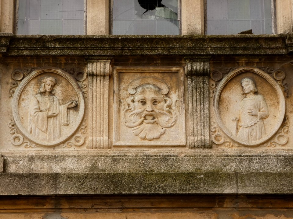 Oullins - Rue du Buisset - Château de la Bussière - Emblèmes sous les grandes fenêtres 05