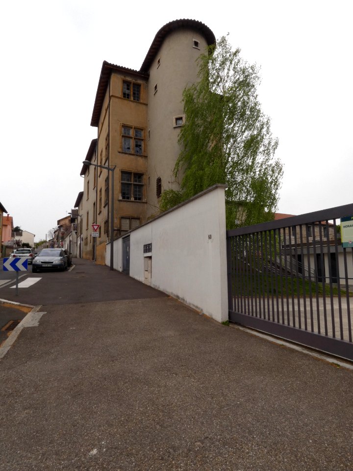 Oullins - Rue du Buisset - Château de la Bussière - Côté nord, au niveau de l'entrée du pôle petite enfance