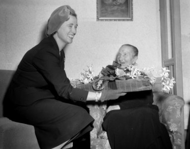 Oudste inwoonster van Den Haag mevrouw De Calonne Meister wordt 108 jaar en gefe, Bestanddeelnr 909-1006