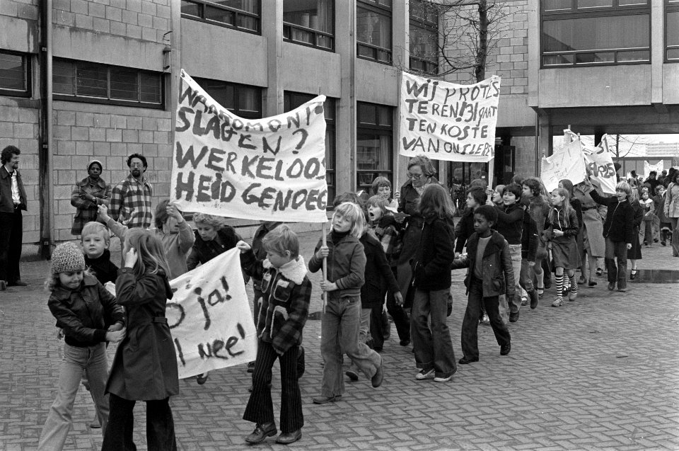 Ouders, demonstraties, leerlingen, Bestanddeelnr 929-1346