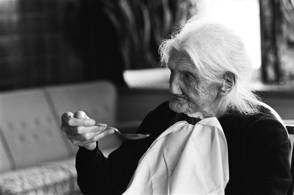 Oudste inwoner Nederland, mevrouw La Forst-van Geel , 109 jaar tijdens eten, Bestanddeelnr 929-4750