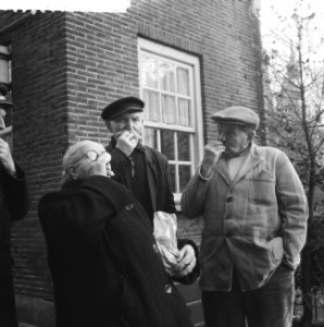Ouden van dagen in de Roeterstraat keuren de oliebollen voor oudjaar, Bestanddeelnr 911-9234