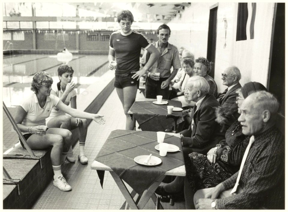Ouderen aan de koffie in het Sportfondsenbad aan de Zwemmerslaan. NL-HlmNHA 54022985