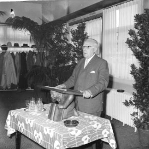 Oud-wethouder Steinmetz opende tentoonstelling in gebouw Sociale Zaken , bij een, Bestanddeelnr 914-2718