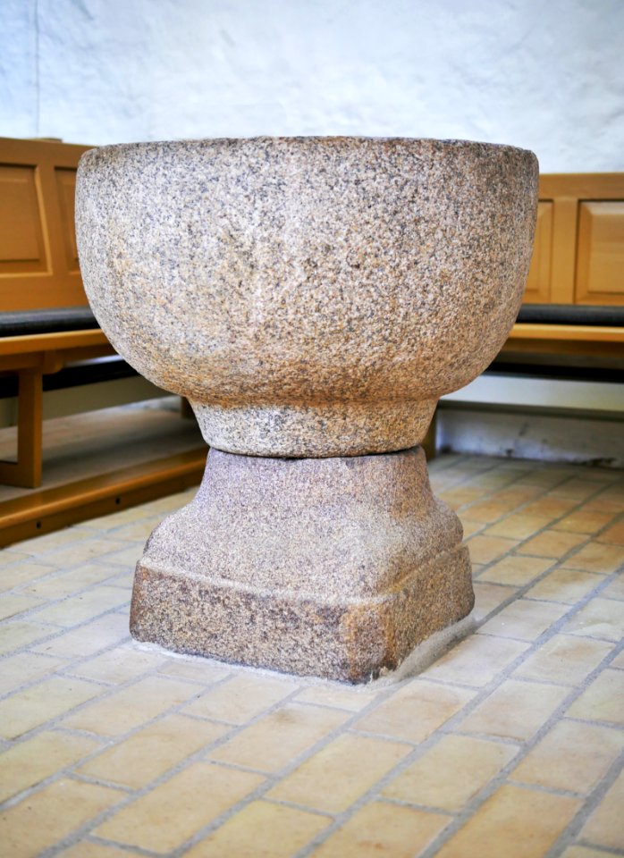 OueKirkeH12aTaufstein