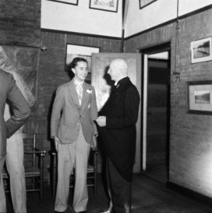 Oudere heer in gesprek met een lid van de roeivereniging Njord, Bestanddeelnr 900-7845