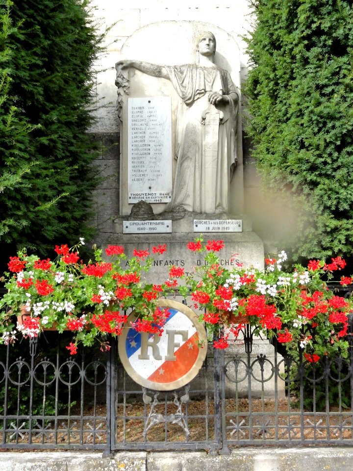 Ourches-sur-Meuse (Meuse) monument aux morts (01)