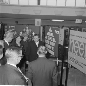 Oud-Minister dr. ir. J.A. Ringers opende tentoonstellin BNA , een miljoen woning, Bestanddeelnr 914-4268