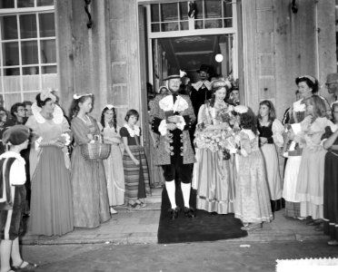 Oudhollandse trouwpartij in Amersfoort, verlaten van het stadhuis, Bestanddeelnr 910-5708