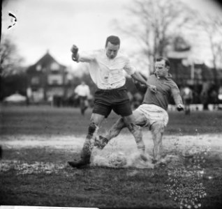 Oud-Internationals tegen KHFC 2-1, Kees Rijvers was de grote aanvalsleider (rech, Bestanddeelnr 918-6273