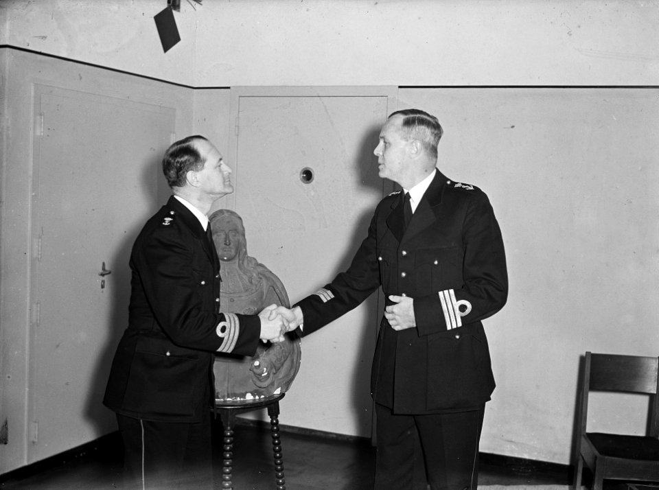 Overdracht commando depot Korps Mariniers (beide commandanten), Bestanddeelnr 902-5371