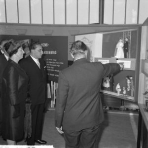 Oud-Minister dr. ir. J.A. Ringers opende tentoonstellin BNA , een miljoen woning, Bestanddeelnr 914-4267