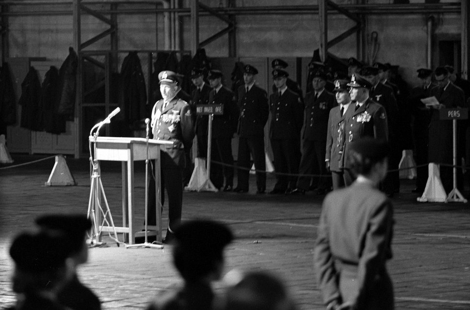 Overdracht commando der Luchtstrijdkrachten te Soesterberg Luitenant generaal H, Bestanddeelnr 913-2439