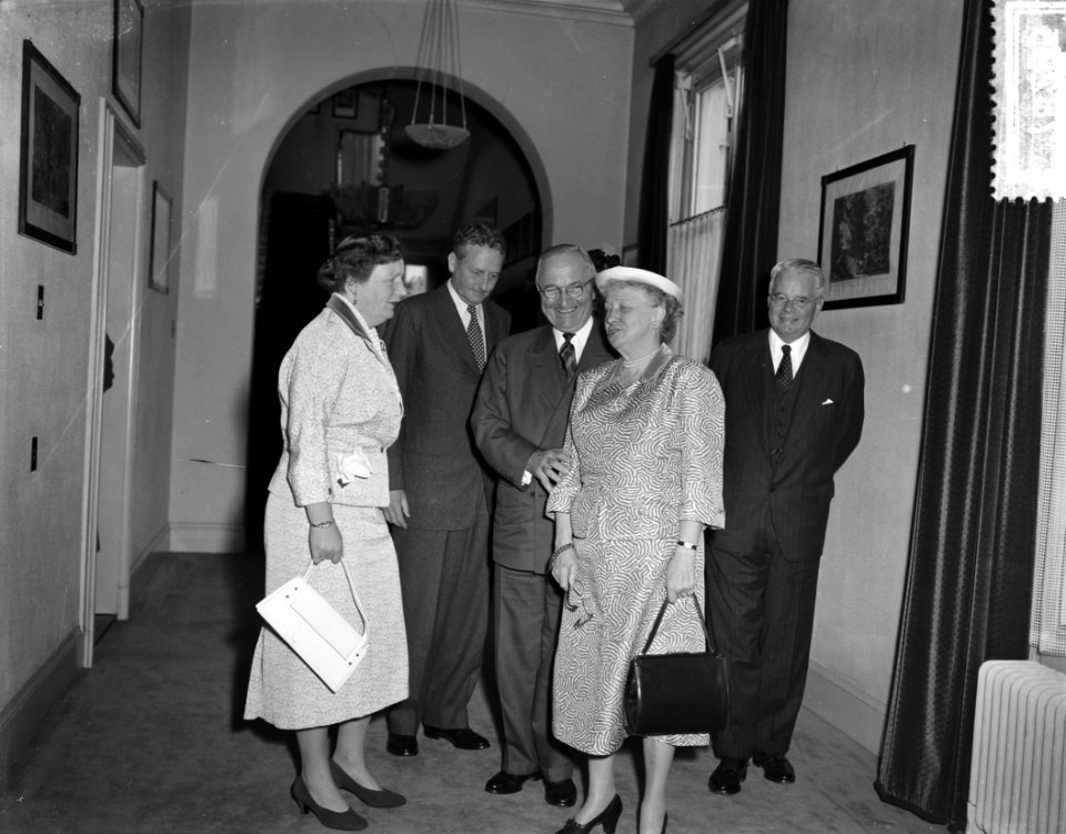 Oud-president Truman ontvangen door koningin Juliana op Paleis Soestdijk. Vlnr. , Bestanddeelnr 907-8295