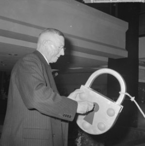 Oud-Minister dr. ir. J.A. Ringers opende tentoonstelling BNA , een miljoen wonin, Bestanddeelnr 914-4266