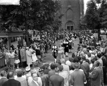 Oudhollandse trouwpartij in Amersfoort, de bruilofsstoet met het bruidspaar trek, Bestanddeelnr 910-5712