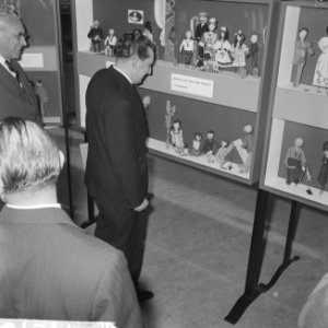 Oud-Minister dr. ir. J.A. Ringers opende tentoonstellin BNA , een miljoen woning, Bestanddeelnr 914-4270