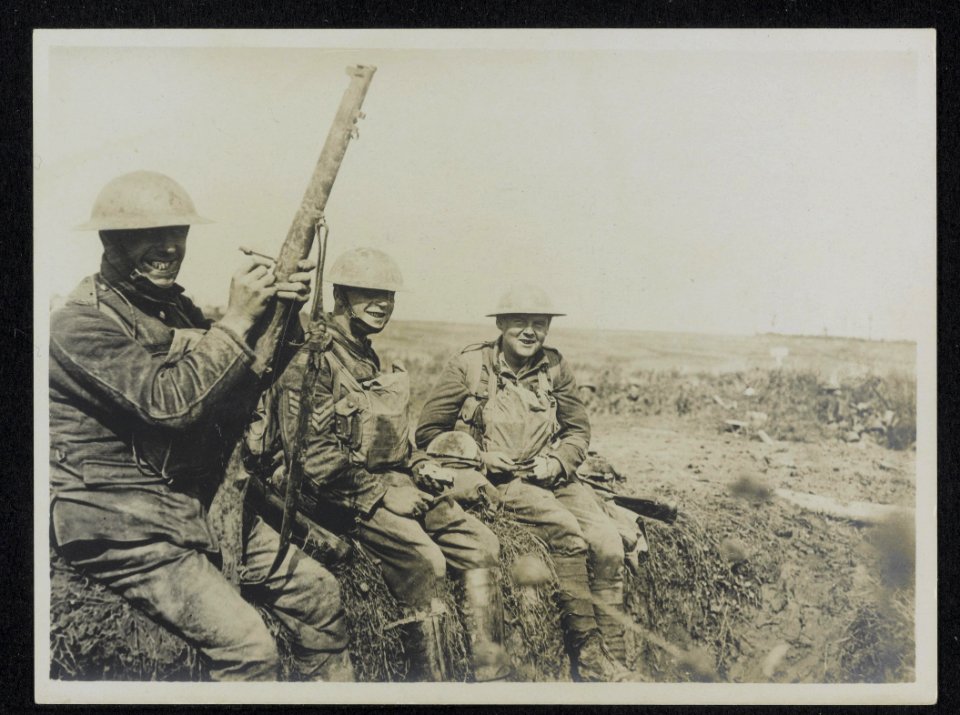 Our recent succesfull push. Three of our cheery lads having a bite and cleaning , Bestanddeelnr 158-1218