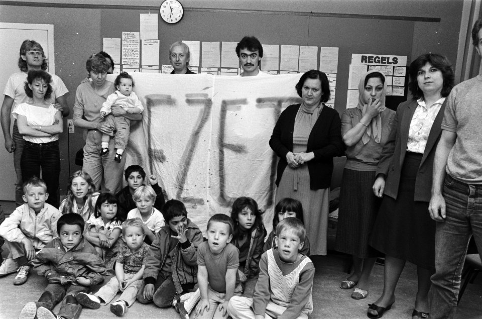 Ouders en leerlingen bezetten basisschool De Smaragd in Amsterdam uit protest te, Bestanddeelnr 933-3674