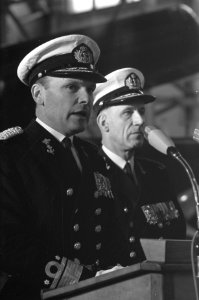 Overdracht Commando Zeemacht Marinevliegkamp Valkenburg nieuwe commandant Schout, Bestanddeelnr 921-9334