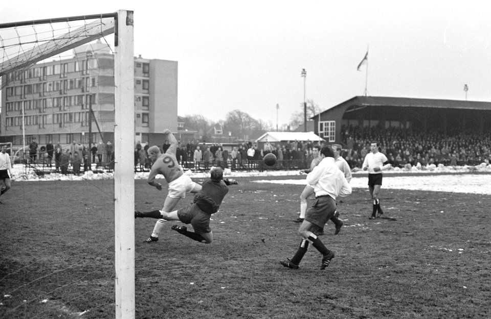 Oud-internationals tegen Koninklijke HFC. Dick tol belaagd keeper, Bestanddeelnr 921-9843