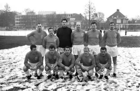 Oud-internationals tegen Koninklijke HFC. Elftal oud-internationals. Staand vlnr, Bestanddeelnr 921-9841