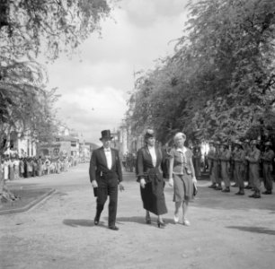 Oud-interim-gouverneur De Niet met In het midden mevrouw Brons, rechts de echtge, Bestanddeelnr 252-7043