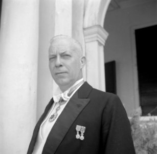 Oud-interim gouverneur Maarten de Niet voor het paleis van de gouverneur in Para, Bestanddeelnr 252-7062