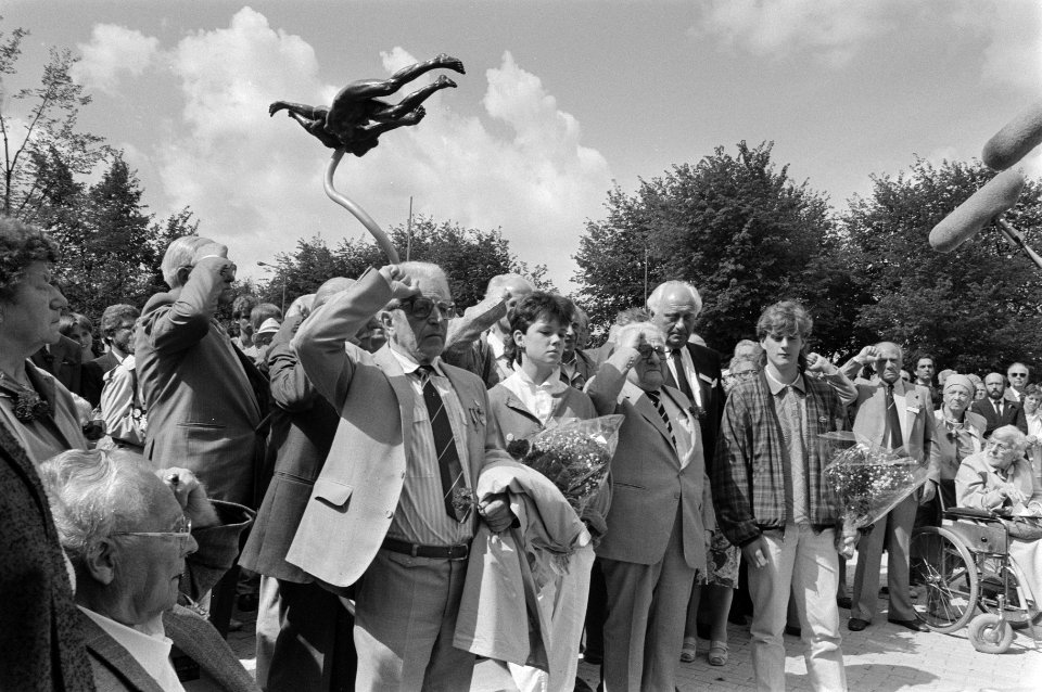 Oud-Spanje-strijders brengen salut bij de onthulling van het Spanje-monument op , Bestanddeelnr 933-6717