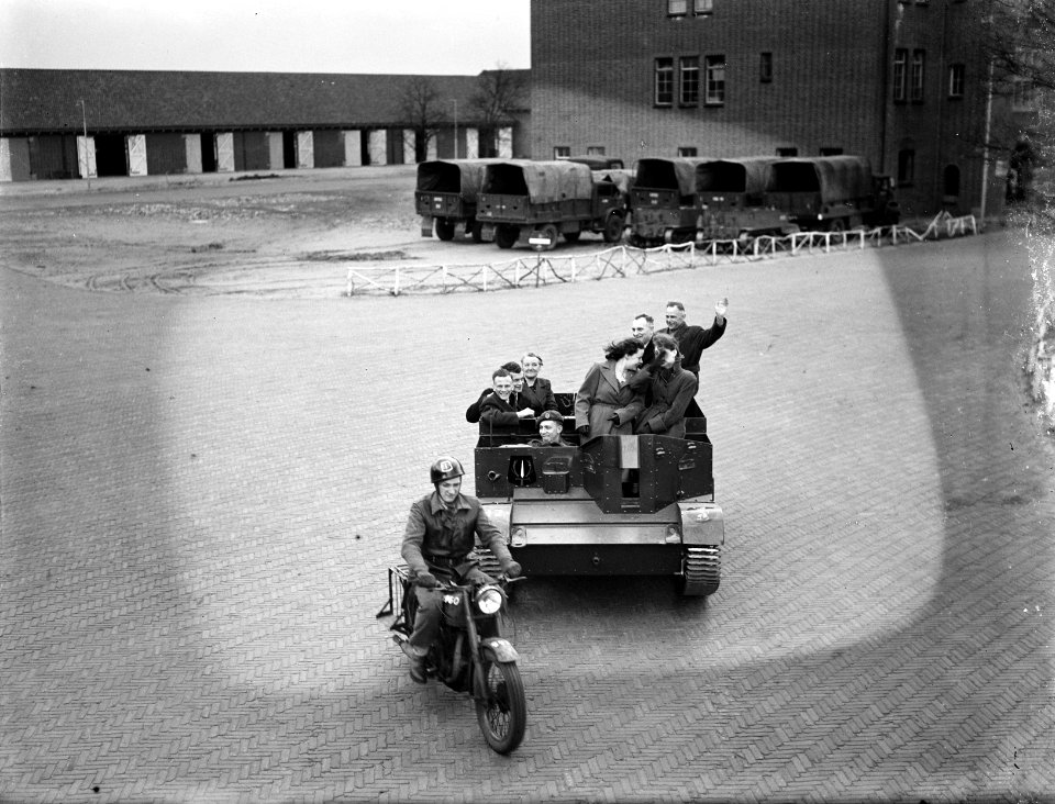 Ouderdag in kazerne te Vught (tank), zie 26634 enz., Bestanddeelnr 902-6630