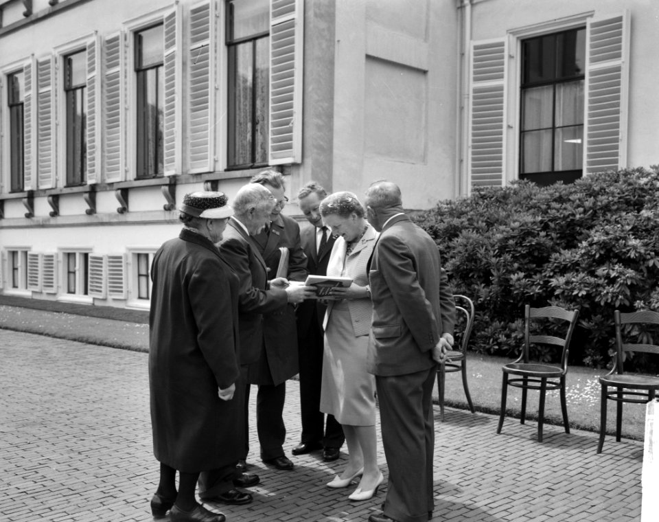 Ouden van Dagen defileren langs koningin Ouden van Dagen uit Wieringermeer, Bestanddeelnr 912-5937
