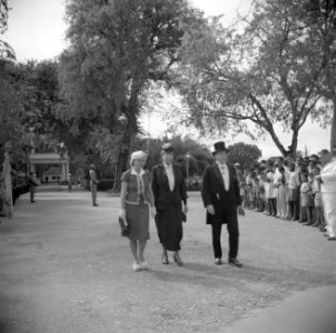 Oud--interim gouverneur Maarten de Niet, zijn echtgenote (of dochter) en mevrouw, Bestanddeelnr 252-7063