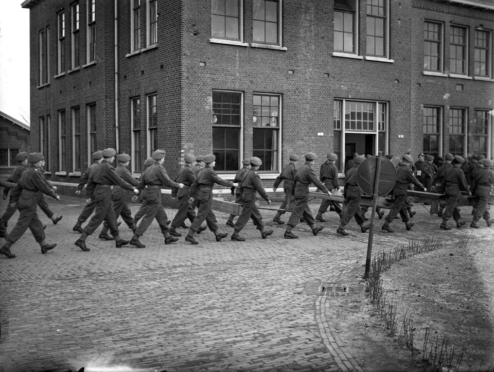 Ouderdag in kazerne te Vught, zie 2663031, Bestanddeelnr 902-6663