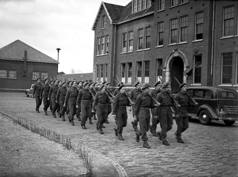 Ouderdag in kazerne te Vught, zie 2663031, Bestanddeelnr 902-6658