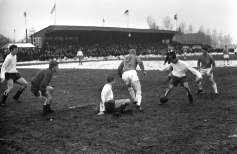 Oud-internationals tegen Koninklijke HFC 14 Dick Tol (nr. 9)., rechts v.d. Linde, Bestanddeelnr 921-9842