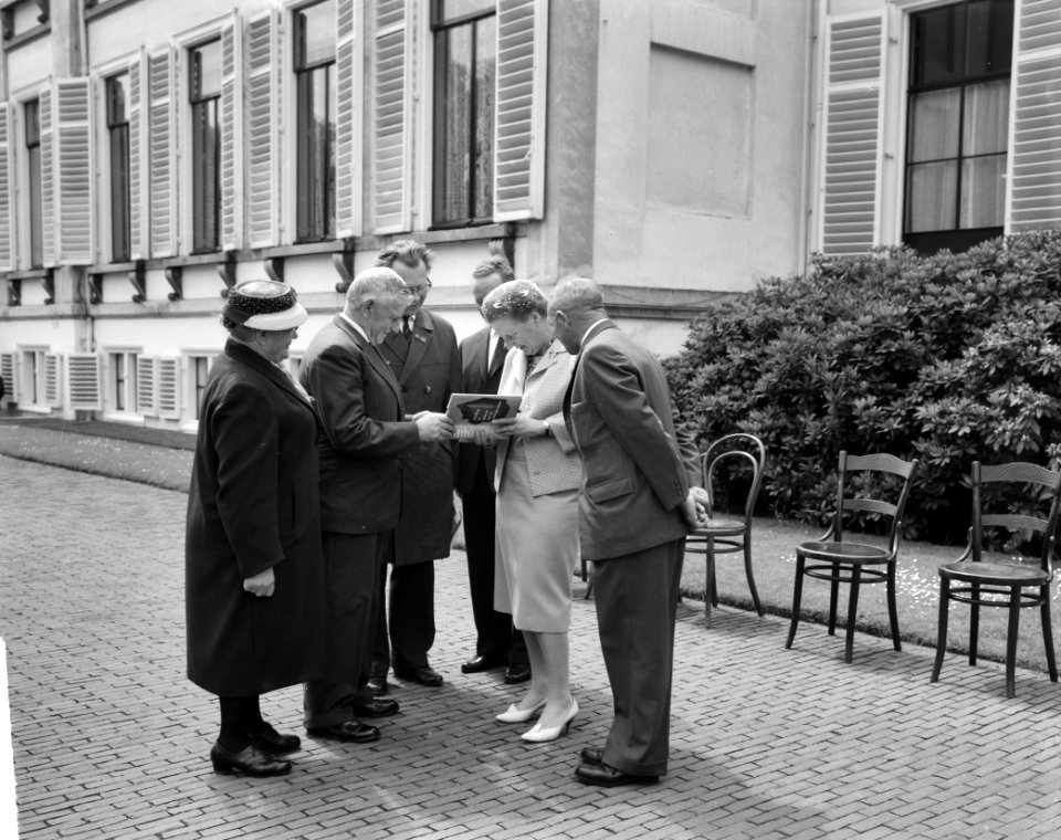 Ouden van Dagen defileren langs koningin Ouden van Dagen uit Wieringermeer, Bestanddeelnr 912-5936