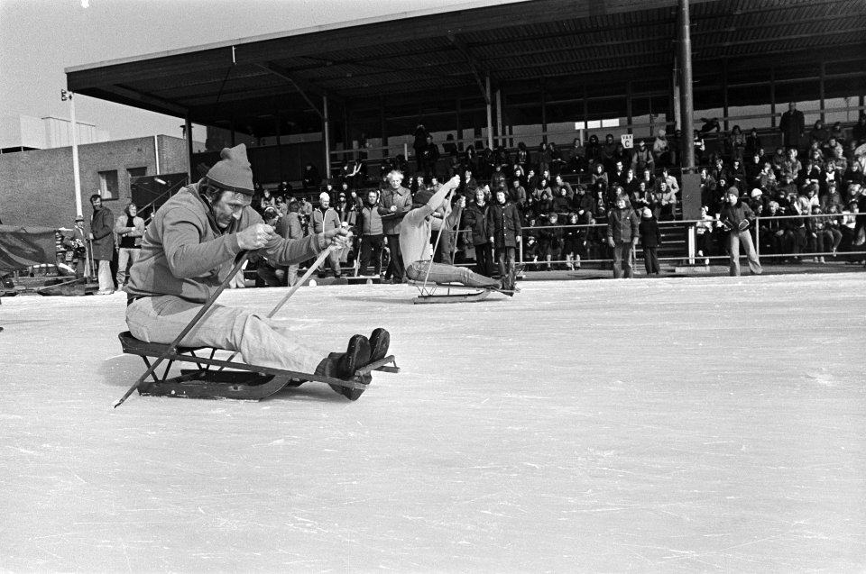 Oud-hollandse ijsfolklore op kunstijsbaan Alkmaar kampioenschappen priksleeen, Bestanddeelnr 928-4499
