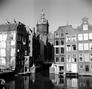 Oudezijdskolk met de achtergevels van de Zeedijk op de achtergrond de Sint-Nico, Bestanddeelnr 254-3261