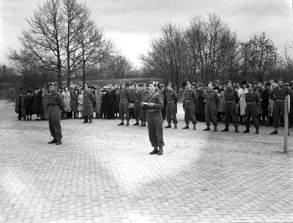 Ouderdag in kazerne te Vught, zie 2663031, Bestanddeelnr 902-6639