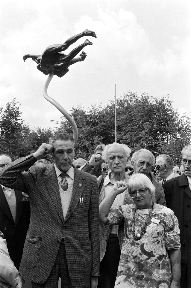 Oud-Spanje-strijders brengen salut bij de onthulling van het Spanje-monument op , Bestanddeelnr 933-6720