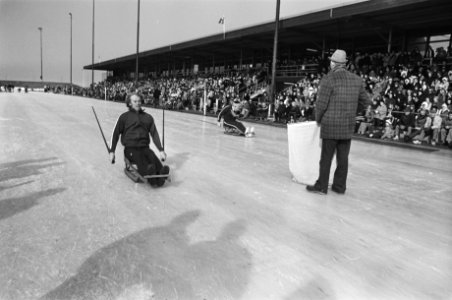 Oud-hollandse ijsfolklore op kunstijsbaan Alkmaar priksleeen, Bestanddeelnr 928-4502