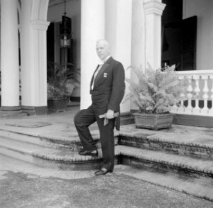 Oud-interim-gouverneur Maarten de Niet voor het paleis van de gouverneur in Para, Bestanddeelnr 252-7053