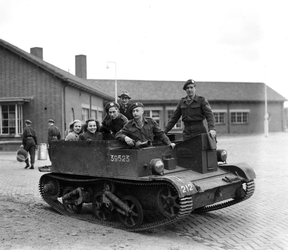 Ouderdag in kazerne te Vught, zie 2663031, Bestanddeelnr 902-6652