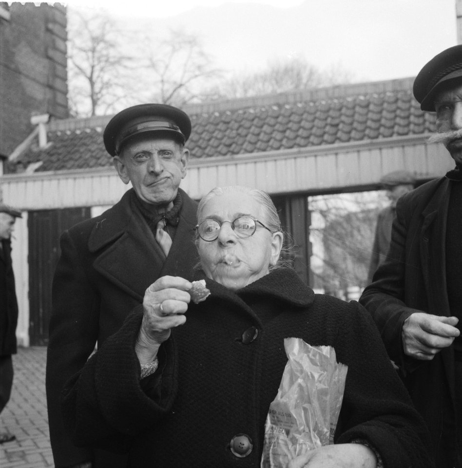 Ouden van dagen in de Roeterstraat keuren de oliebollen voor oudjaar, Bestanddeelnr 911-9233