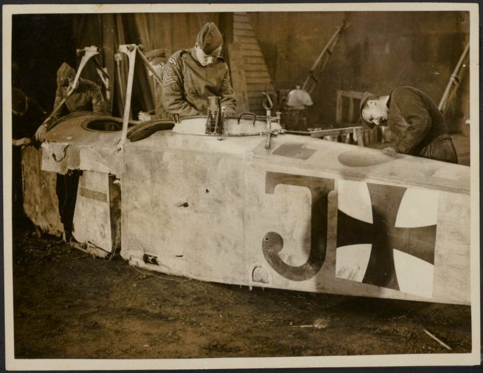 Our flying men at work on a Boch plane., Bestanddeelnr 158-2032