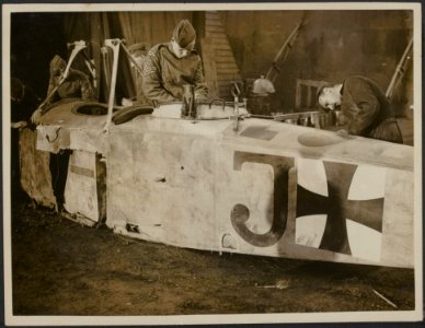 Our flying men at work on a Boch plane., Bestanddeelnr 158-2032