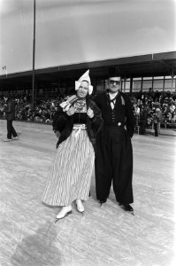 Oud-hollandse ijsfolklore op kunstijsbaan Alkmaar schoonrijden in klederdracht, Bestanddeelnr 928-4505