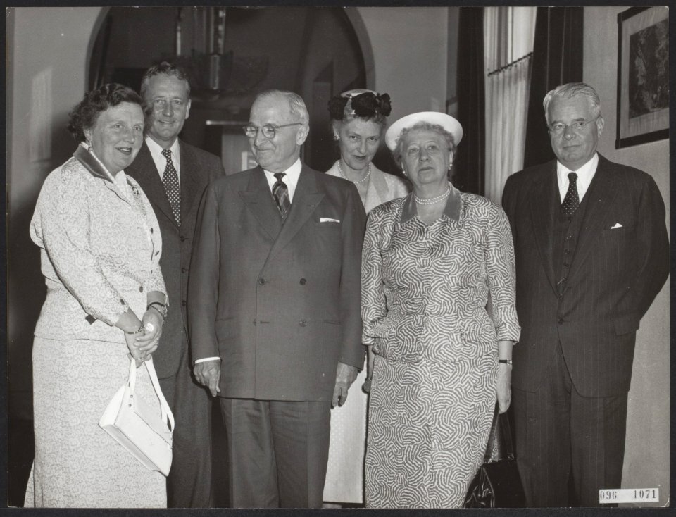 Oud-president Truman ontvangen door koningin Juliana op Paleis Soestdijk. Vlnr. , Bestanddeelnr 096-1071