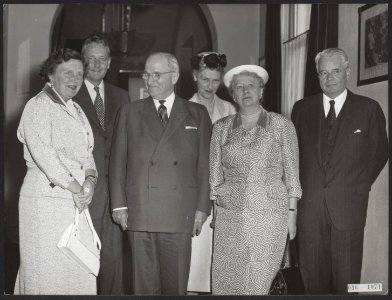 Oud-president Truman ontvangen door koningin Juliana op Paleis Soestdijk. Vlnr. , Bestanddeelnr 096-1071