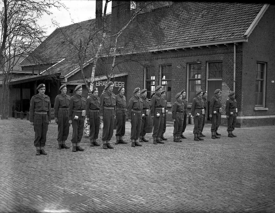 Ouderdag in kazerne te Vught, zie 2663031, Bestanddeelnr 902-6657